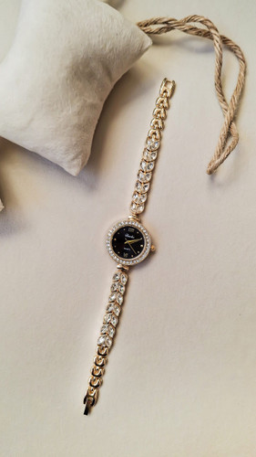 ساعت دخترانه نگینی گندمی دایره مشکی کد 1614